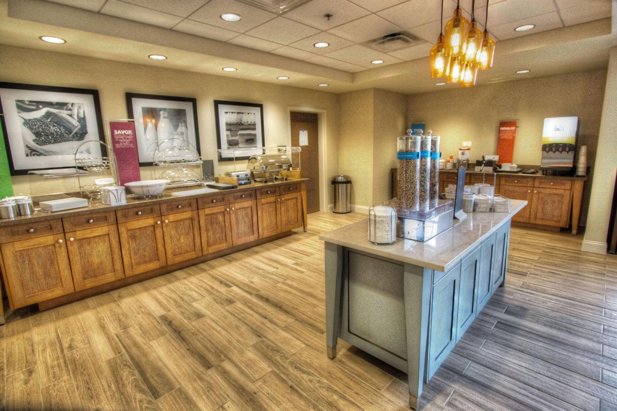Hampton Inn & Suites Браселтън Екстериор снимка